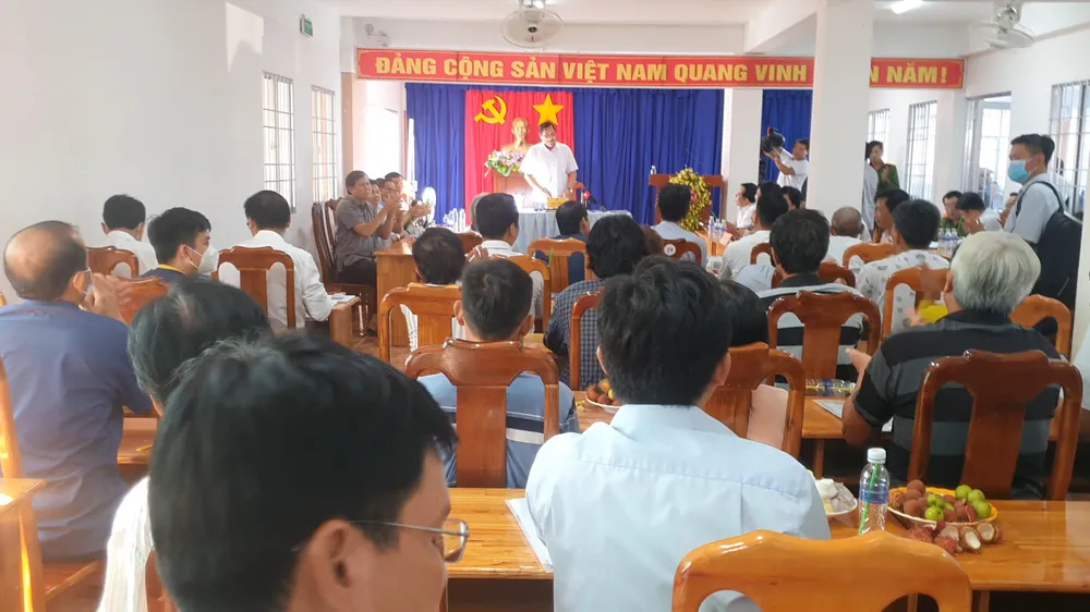 Kết thúc cuộc họp, người dân đồng thuận vỗ tay hoan nghênh phương án mới của UBND tỉnh Cà Mau. Ảnh: TRẦN VŨ Kết thúc cuộc họp, người dân đồng thuận vỗ tay hoan nghênh phương án mới của UBND tỉnh Cà Mau. Ảnh: TRẦN VŨ