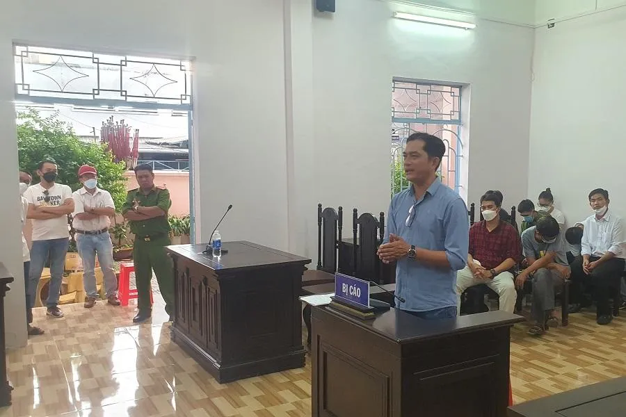 Jimmy Huỳnh tự bào chữa tại phiên tòa chiều 30-9. Ảnh: TRẦN VŨ Jimmy Huỳnh tự bào chữa tại phiên tòa chiều 30-9. Ảnh: TRẦN VŨ