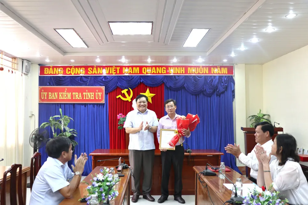 Ông Phạm Thành Ngại, Phó bí thư thường trực tỉnh ủy Cà Mau (bên trái) trao Quyết định cho ông Hồ Văn Chung. Ảnh: CTV.