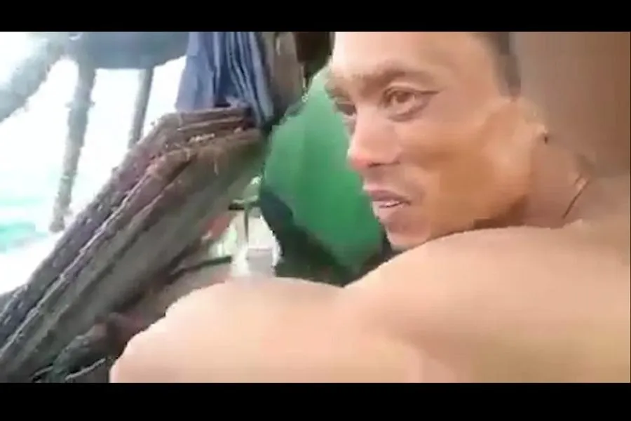 Người tra tấn anh Trung bằng kìm bấm trong clip. Ảnh cắt từ clip trên mạng xã hội.