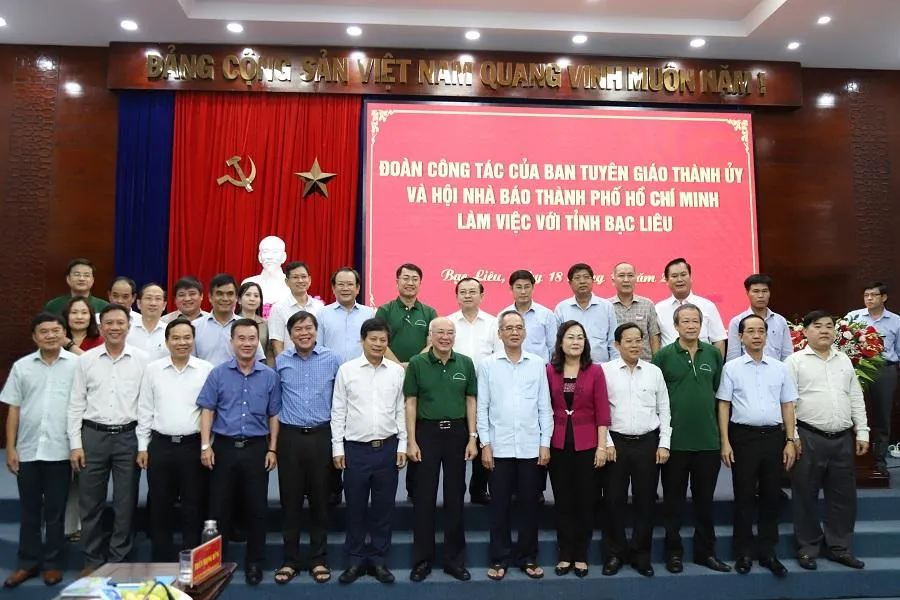 Đoàn công tác tuyên giáo, báo chí Thành phố HCM chụp ảnh lưu niệm với lãnh đạo tỉnh Bạc Liêu chiều 18-11-2022. Ảnh: CTV. Đoàn công tác tuyên giáo, báo chí Thành phố HCM chụp ảnh lưu niệm với lãnh đạo tỉnh Bạc Liêu chiều 18-11-2022. Ảnh: CTV.