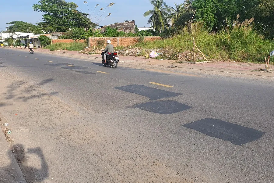 Mặt đường Hoà Bình nối dài mới thảm nhựa vài tháng. Ảnh TRẦN VŨ