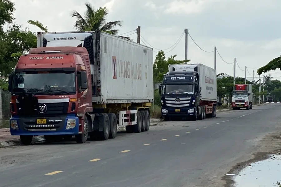 Nhà thầu cung cấp ảnh đã chụp được những chiếc xe trọng tải lớn vào đường Hoà Bình nối dài đậu đỗ làm hư hỏng đường. Ảnh: Nhà thầu cung cấp.