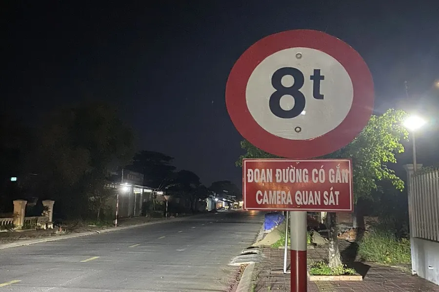 Nhà thầu cho biết đã tự gắn biển cảnh báo để xe trọng tải khủng không vào đậu đỗ. Ảnh: Nhà thầu cung cấp.