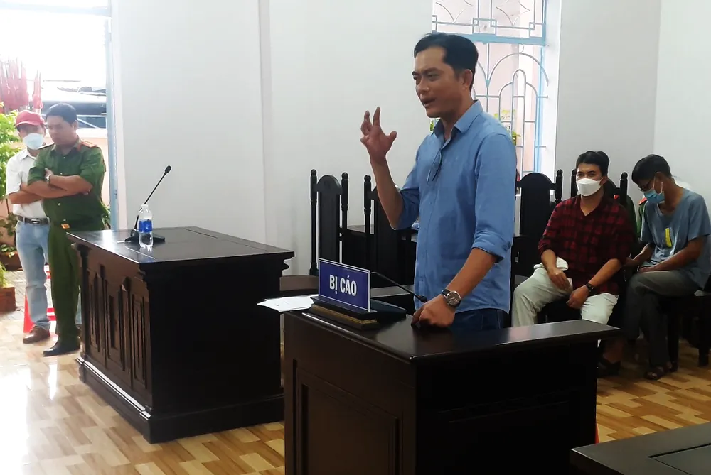 Jimmy Huỳnh tự bào chữa tại phiên sơ thẩm hôm 30-9-2022. Ảnh: TRẦN VŨ Jimmy Huỳnh tự bào chữa tại phiên sơ thẩm hôm 30-9-2022. Ảnh: TRẦN VŨ