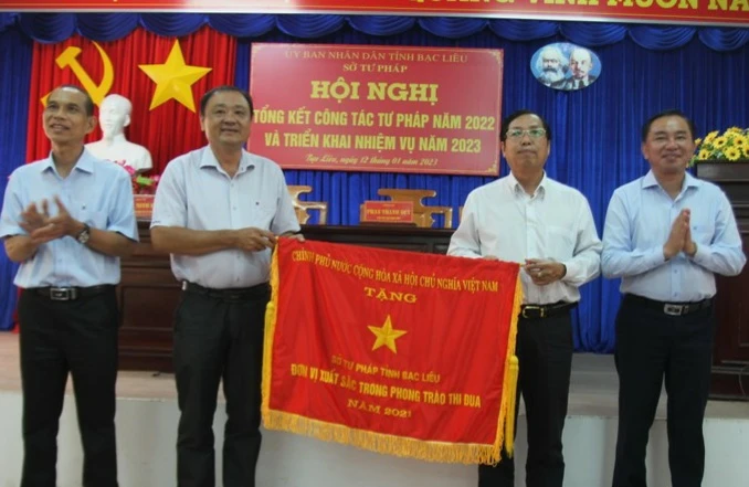 Sở tư pháp Bạc Liêu nhận cờ thi đua của Chính phủ. Ảnh: CTV