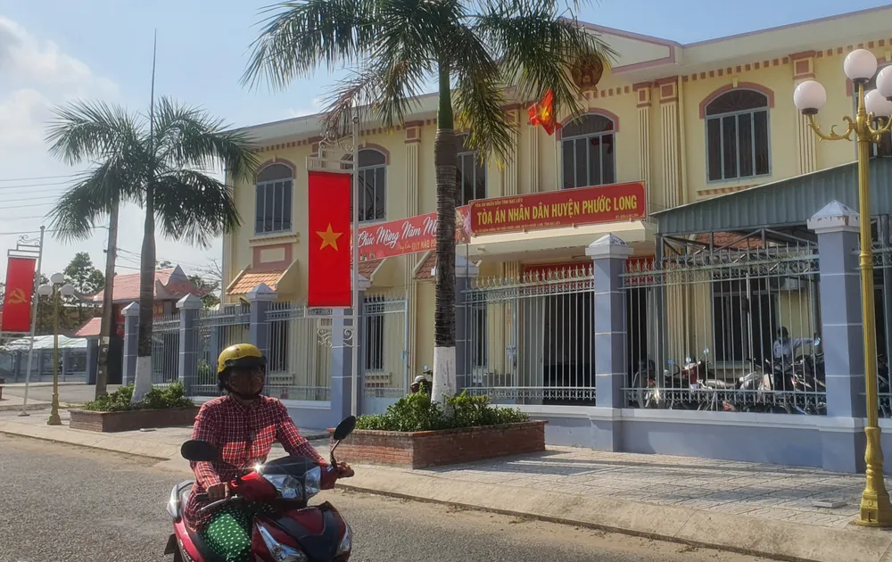 Tòa án huyện Phước Long yêu cầu phải có thẻ nhà báo và giấy giới thiệu mới được tác nghiệp tại phiên tòa công khai. Ảnh: TRẦN VŨ Tòa án huyện Phước Long yêu cầu phải có thẻ nhà báo và giấy giới thiệu mới được tác nghiệp tại phiên tòa công khai. Ảnh: TRẦN VŨ