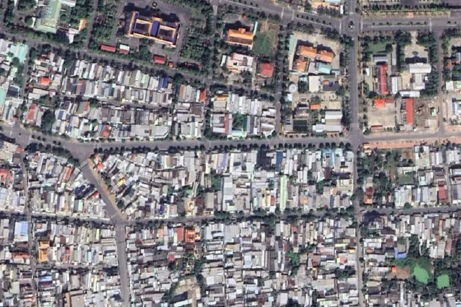 Đường Hoà Bình (nằm ngang) teo từ từ về sau. Ảnh chụp từ nguồn ảnh vệ tinh Google Earth tháng 12/2022.