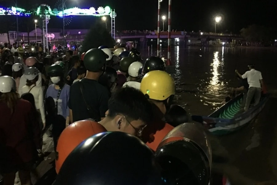 Cảnh người dân hỗ trợ tìm kiếm hai bé trai đuối nước đêm 26-2-2023. Ảnh: CTV