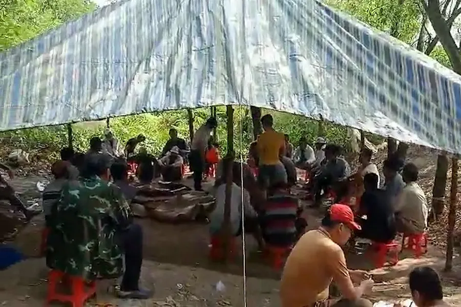 Dù tổ chức kín đáo giữa rừng sâu nhưng vẫn không thoát được Công an tỉnh Cà Mau. Ảnh CTV.