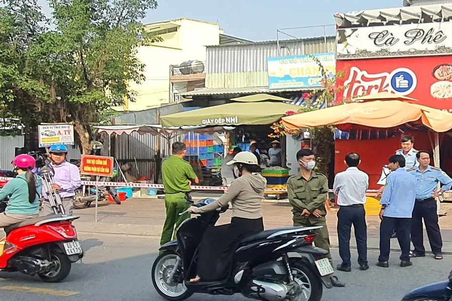 UBND thành phố Cà Mau thông tin vụ cưỡng chế này thực chất là tháo dỡ nhà giùm cho người vi phạm. Ảnh: TRẦN VŨ UBND thành phố Cà Mau thông tin vụ cưỡng chế này thực chất là tháo dỡ nhà giùm cho người vi phạm. Ảnh: TRẦN VŨ