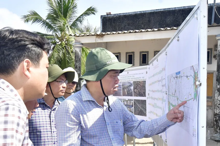 Ông Huỳnh Quốc Việt, Chủ tịch UBND tỉnh Cà Mau đi thực địa tại huyện Thới Bình kiểm tra công tác giải phóng mặt bằng cho dự án cao tốc Bắc Nam. Ảnh CTV.