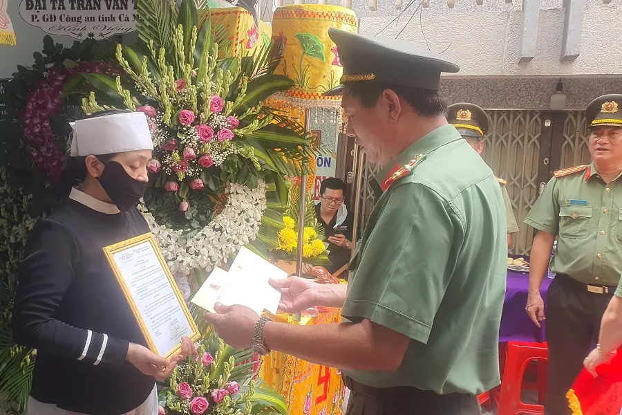 Đại tá Nguyễn Phúc Cường, Phó giám đốc Công an tỉnh Cà Mau trao hỗ trợ khó khăn đột xuất cho gia đình anh Nguyện. Ảnh: TRẦN VŨ Đại tá Nguyễn Phúc Cường, Phó giám đốc Công an tỉnh Cà Mau trao hỗ trợ khó khăn đột xuất cho gia đình anh Nguyện. Ảnh: TRẦN VŨ