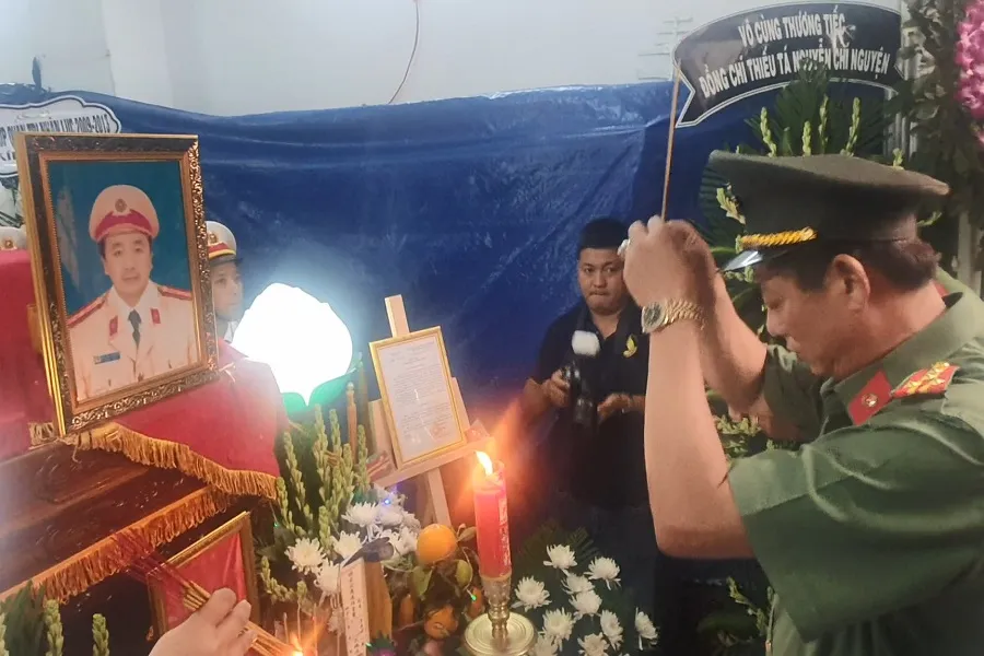 Đại tá Nguyễn Phúc Cường, Phó giám đốc Công an tỉnh Cà Mau thắp nhang cho đồng đội Nguyễn Chí Nguyện. Ảnh: TRẦN VŨ Đại tá Nguyễn Phúc Cường, Phó giám đốc Công an tỉnh Cà Mau thắp nhang cho đồng đội Nguyễn Chí Nguyện. Ảnh: TRẦN VŨ