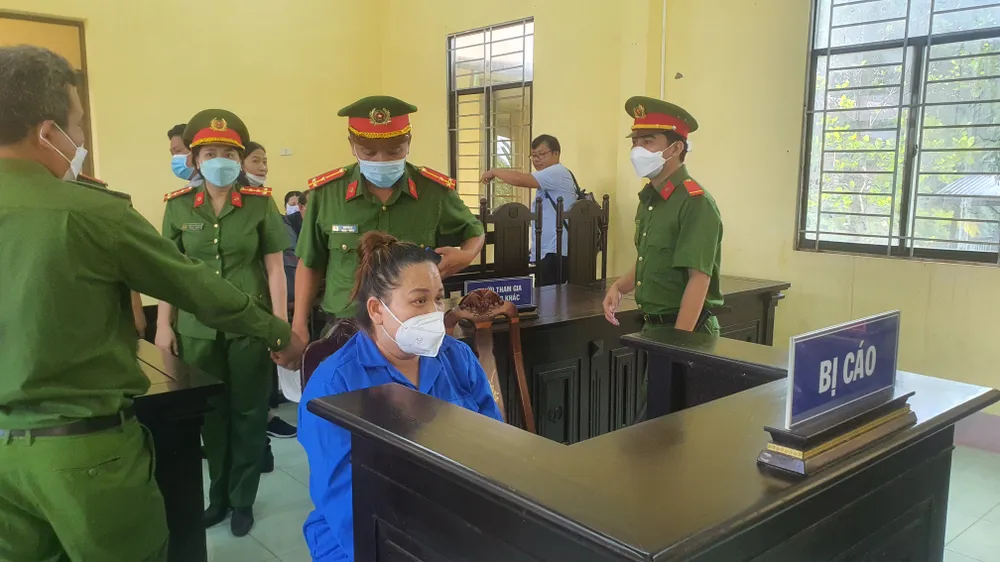 Ông Viện phó VKS huyện Ngọc Hiển thôi chức vì liên quan đến tố giác vòi tiền chạy tại ngoại cho Lại Phương Thuý can tội đánh bạc. Ảnh: TRẦN VŨ Viện phó VKS huyện Ngọc Hiển thôi chức vì liên quan vụ án Lại Phương Thuý.jpg
