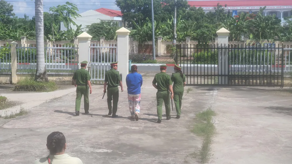 Lại Phương Thuý được dẫn giải về nhà tạm giữ để thực hiện lệnh tạm giam tiếp theo của HĐXX sơ thẩm hôm giữa tháng 6-2023. Ảnh: TRẦN VŨ Lại Phương Thuý được dẫn giải về nhà tạm giữ để thực hiện lệnh tạm giam tiếp theo của HĐXX sơ thẩm hôm giữa tháng 6-2023. Ảnh: TRẦN VŨ