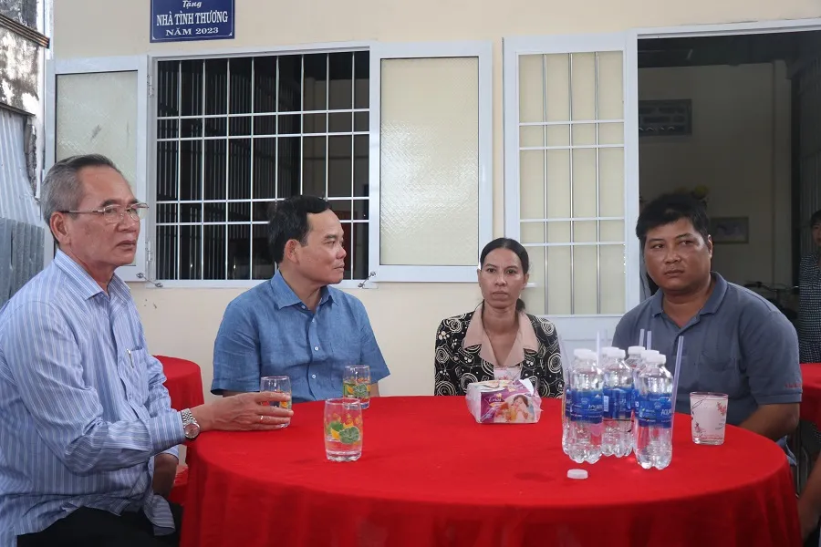 Phó thủ tướng Trần Lưu Quang (thứ 2 từ trái sang) đến khảo sát đời sống nhân dân liên quan sự hỗ trợ từ 3 chương trình MTQG tại tỉnh Bạc Liêu. Ảnh: CTV
