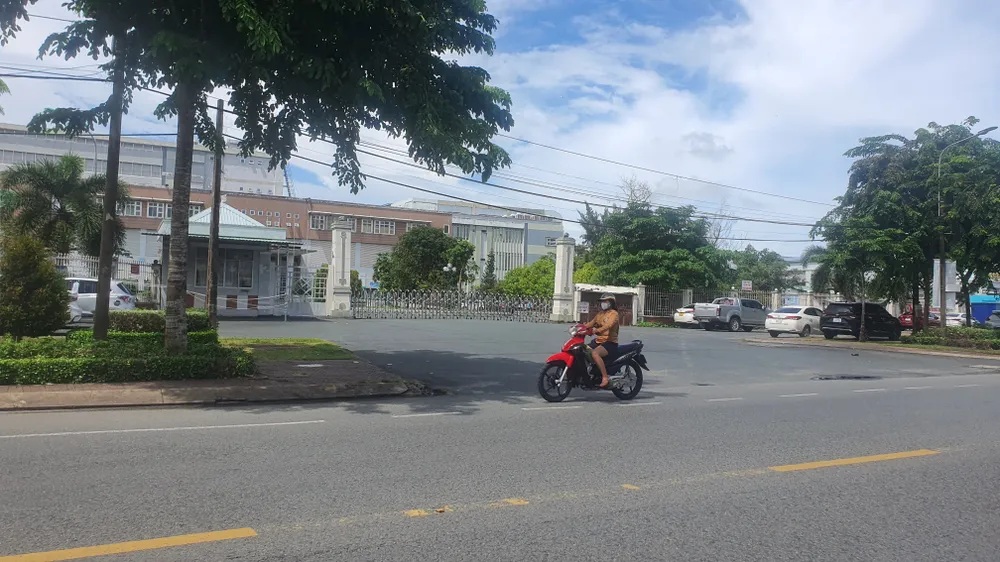 Trước cổng Bệnh viện Sản nhi Cà Mau. Ảnh: Trần Vũ