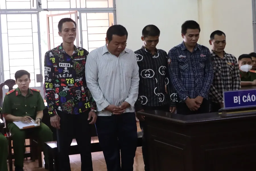 Năm bị cáo nghe tòa tuyên án chiều 7-9. Ảnh: CTV