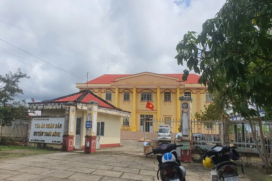 Toà án huyện Thới Bình đã Quyết định đình chỉ giải quyết thủ tục phá sản Công ty MEKONG Việt Nam từ 15-8-2023, trong khi ngày 17-8-2023, Chi cục THADS bảo Toà đang làm nên mình không làm. Ảnh: TRẦN VŨ Toà án huyện Thới Bình đã Quyết định đình chỉ giải quyết thủ tục phá sản Công ty MEKONG Việt Nam từ 15-8-2023, trong khi ngày 17-8-2023, Chi cục THADS bảo Toà đang làm nên mình không làm. Ảnh: TRẦN VŨ