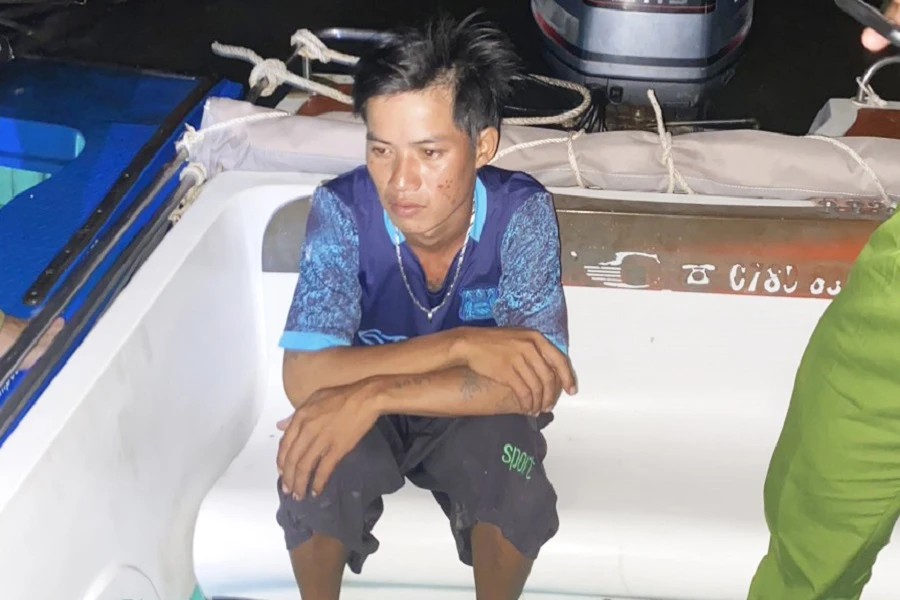 Nguyễn Văn Đương ra đầu thú. Ảnh: CTV Ban_chet_nguoi_o_nam_can_ca_Mau1.jpg