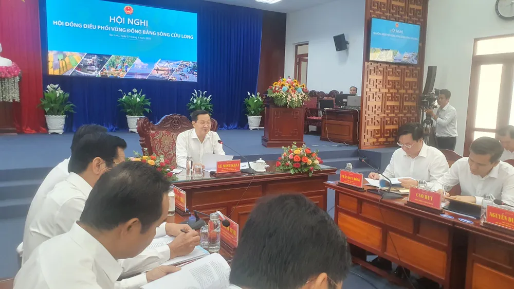 Phó Thủ tướng Lê Minh Khái điều hành hội nghị. Ảnh: TRẦN VŨ 20230927_082736.jpg