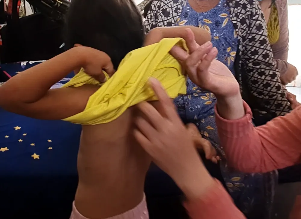 Giải cứu bé gái 4 tuổi bị cha nuôi đánh đập ở Cà Mau