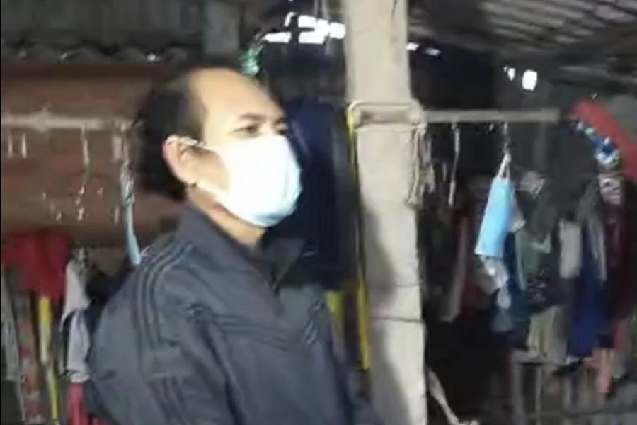 Bị cáo Nguyễn Văn Dũng lúc bị công an đọc lệnh khởi tố bị can trong vụ án hiếp dâm người dưới 16 tuổi. Ảnh: CTV tạm đình chỉ vụ án hiếp dâm vì bị cáo mắc bệnh hiểm nghèo