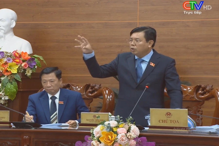 Ông Nguyễn Tiến Hải nói về các giải pháp đẩy lùi nạn khai thác thủy hải sản hủy diệt ở Cà Mau. Ảnh: Cắt từ truyền hình trực tiếp CTV tệ nạn xã hội nông thôn