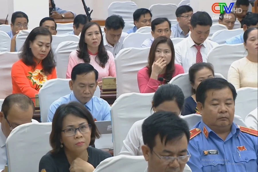 Nhiều đại biểu phản ánh sự lo lắng của cử tri trước gia tăng tội phạm và tệ nạn xã hội ở nông thôn. Ảnh: Cắt từ truyền hình trực tiếp CTV Cu-tri_ca_mau-lo-an-ninh-tra-tu-nong-thon-ven-bien2.jpg