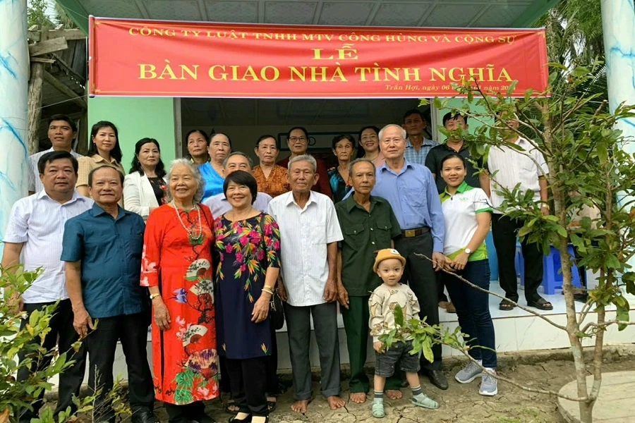 Nhieu-luat-su-dem tet-am-no-cho-nguoi-ngheo-Ca-Mau1.jpg