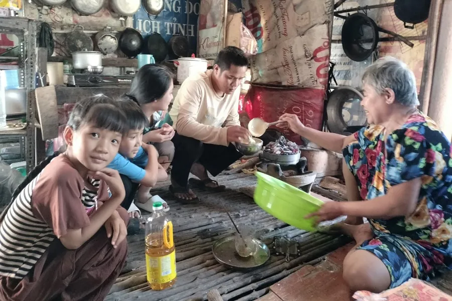 Gia dình bị cáo tự tử 2.jpg