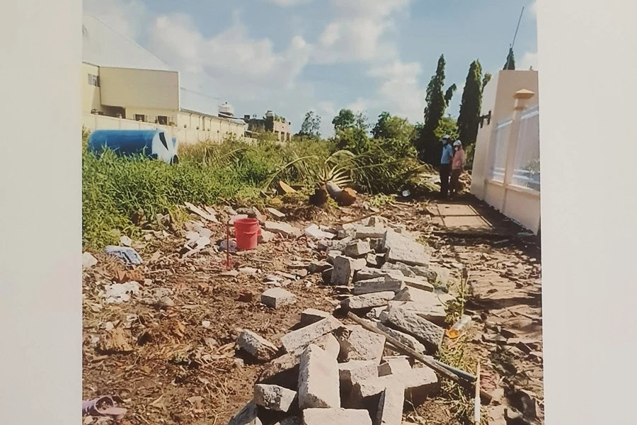 Phần đá tảng cạy lên còn nguyên vẹn không được trừ ra khi tính giá trị thiệt hại tài sản trong vụ án. Ảnh: CTV Vụ_án_Âu_Vững_Bạc_Liêu_2.jpg