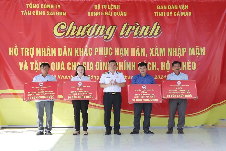 Hải quân đã hỗ trợ 150 bồn chứa nước cho người dân gặp khó khăn về nước ngọt do hạn hạn ở Cà Mau. Ảnh: CTV Hình ảnh đẹp của Hải Quân đến Cà Mau 2.jpg