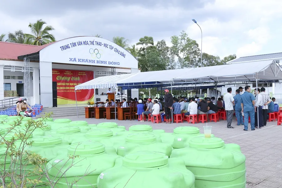 Lễ trao bồn chứa nước của Hải quân. Ảnh: CTV Hình ảnh đẹp của Hải Quân đến với Cà Mau 1.jpg