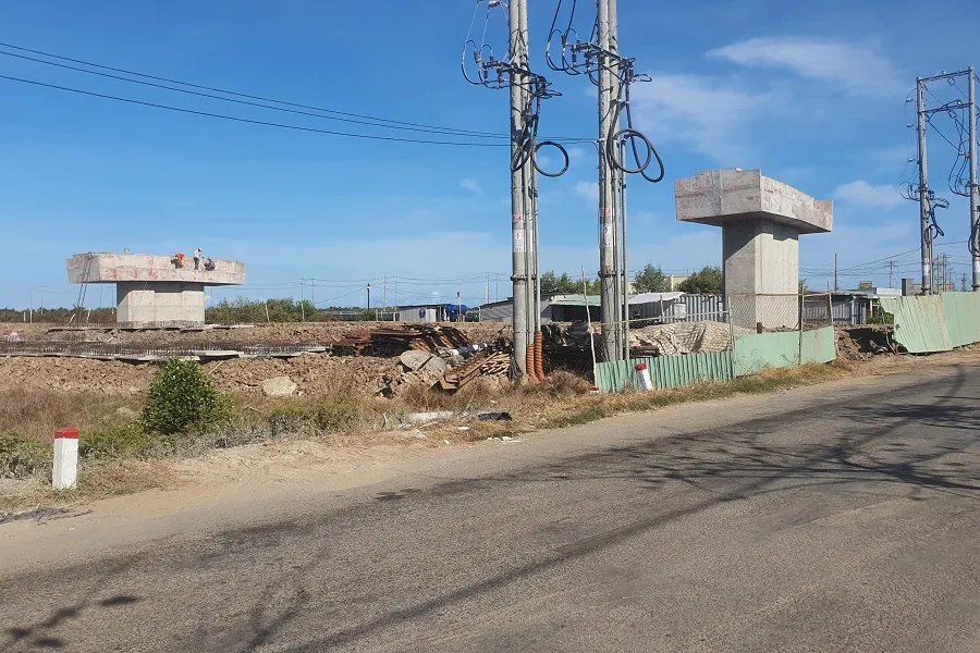 Một gốc khu đất của ông Trần Công Tạo tiếp giáp đường Phan Ngọc Hiển bị thu hồi làm cầu Gành Hào. Ảnh: TRẦN VŨ một lao động được hỗ trợ chuyển đổi nghề đến hơn 2,1 tỷ 2.jpg