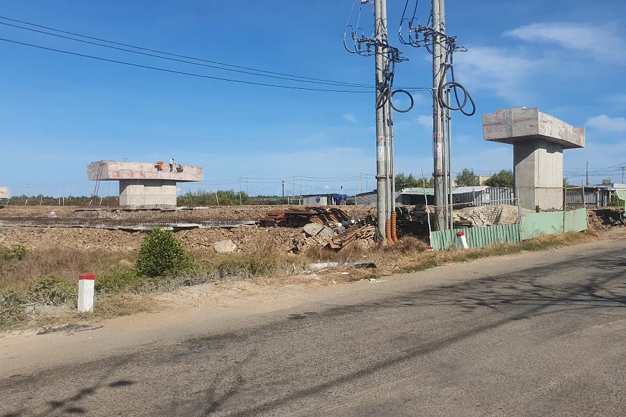 Dự án Cầu Gành Hào đi qua đất ông Tạo hơn 1,1 ha. Ảnh: TRẦN VŨ Hỗ trợ chuyển đổi nghề 1.jpg