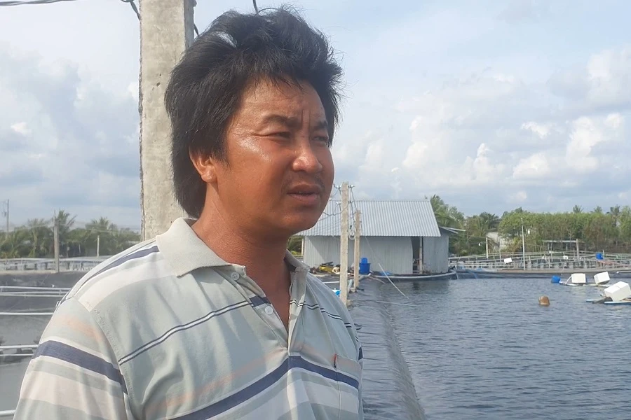 Anh Phận kể về nghề nuôi tôm ở Cà Mau và mô hình mới của mình. Ảnh: TRẦN VŨ Nuôi_tôm_ở_Cà_Mau_4.jpg