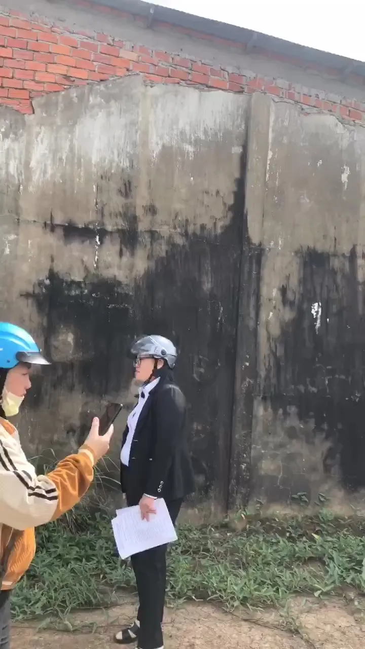 Chủ toạ vụ án đòi đất đến hiện trường1.jpg