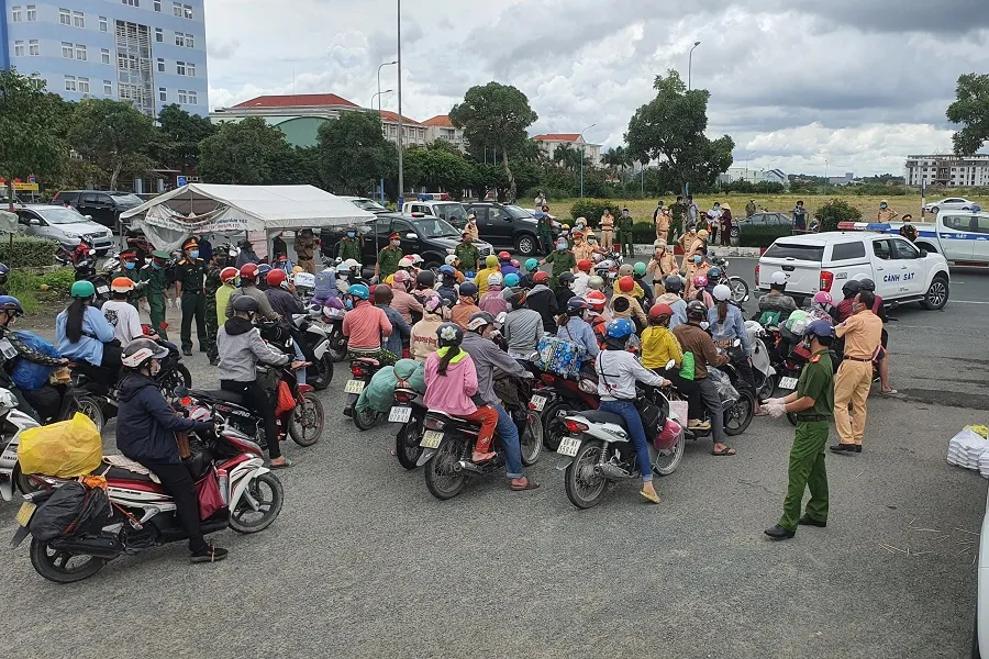 Hình ảnh người dân về quê né dịch bệnh năm 2021 tại Cà Mau. Các bị cáo phạm tội trong bối cảnh cả nước dồn sức chống dịch Covid19. Ảnh: TRẦN VŨ Vụ án kit test Việt Á