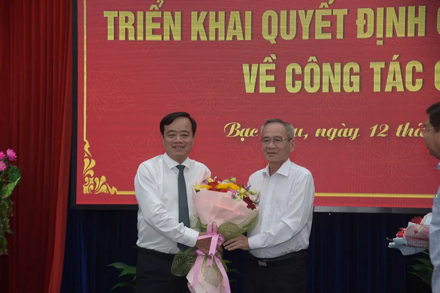 Chủ tịch tỉnh Cà Mau nhận hoa chúc mừng từ Bí thư Tỉnh uỷ Bạc Liêu Lữ Văn Hùng. Ảnh: CTV Chủ tịch UBND tỉnh Cà Mau được cử làm Phó bí thư tỉnh uỷ Bạc Liêu 1.jpg