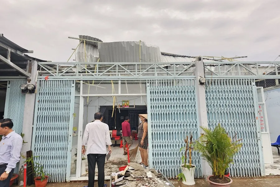 Mưa lớn, lốc xoáy gây hư hại nhà dân ở xã Vĩnh Trạch, thành phố Bạc Liêu hôm 26-7-2024. Ảnh: UBND tỉnh Bạc Liêu cung cấp. Chủ tịch Bạc Liêu chỉ đạo khắc phục thiên tai 1.jpg