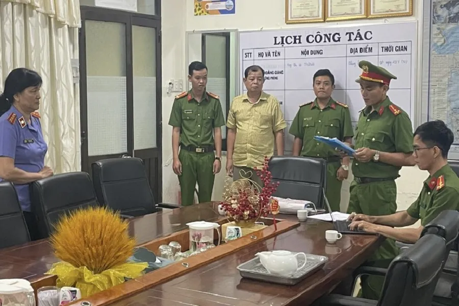 Công an đọc Quyết định bắt phó phòng kinh tế TP. Cà Mau - Nguyễn Hạnh Phúc. Ảnh do Công an cung cấp. Bắt phó phòng kinh tế ở Cà Mau 3.jpg