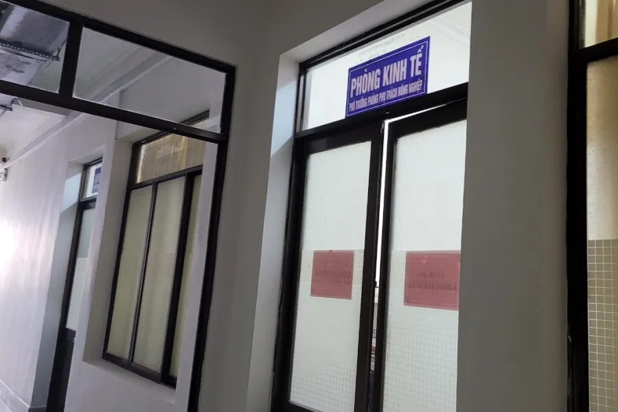 Việc triển khai Quyết định bắt phóng phòng kinh tế Nguyễn Hạnh Phúc diễn ra tại trụ sở làm việc Phòng kinh tế thành phố Cà Mau. Ảnh: TRẦN VŨ Tại thời điểm ông thực hiện 'phi vụ' kiếm chác 2,5 tỷ đồng, ông là Chủ tịch xã Lý Văn Lâm
