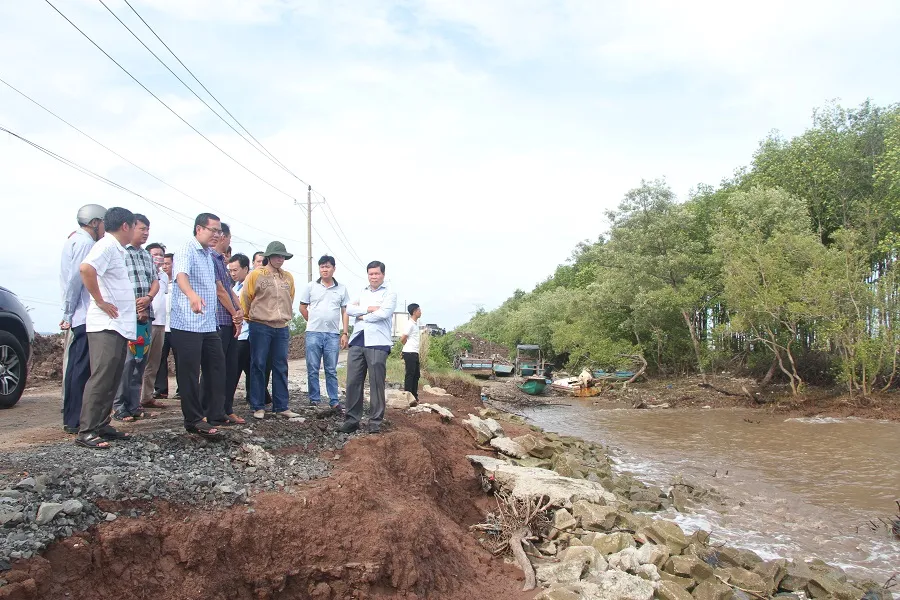 Đoàn thị sát sạt lở hoành hành ở bờ biển Đông Bạc Liêu hôm Chủ nhật 4-8-2024, do Phó chủ tịch tỉnh Ngô Vũ Thăng dẫn đầu. Ảnh: CTV Sạt lở hoành hành Bạc Liêu 1.jpg