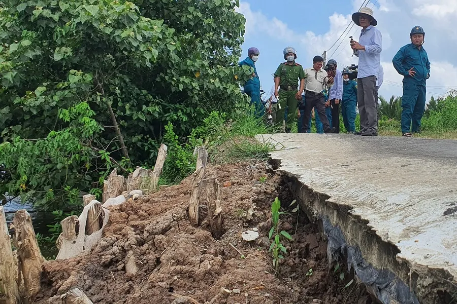 Một đoạn đường giao thông ở huyện Đông Hải bị đe doạ sạt lở. Ảnh CTV Sạt lở hoành hành Bạc Liêu 2.jpg