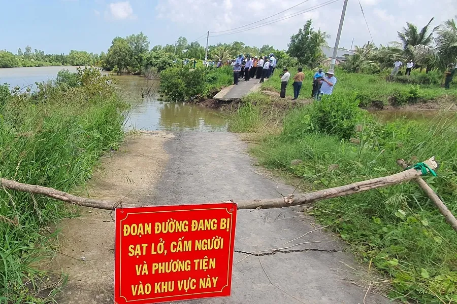 Nạn sạt lở hoành hành khiến một đoạn đường ở xã Long Điền Tây, huyện Đông Hải bị tê liệt giao thông. Ảnh: CTV Sạt lở hoành hành Bạc Liêu 3.jpg