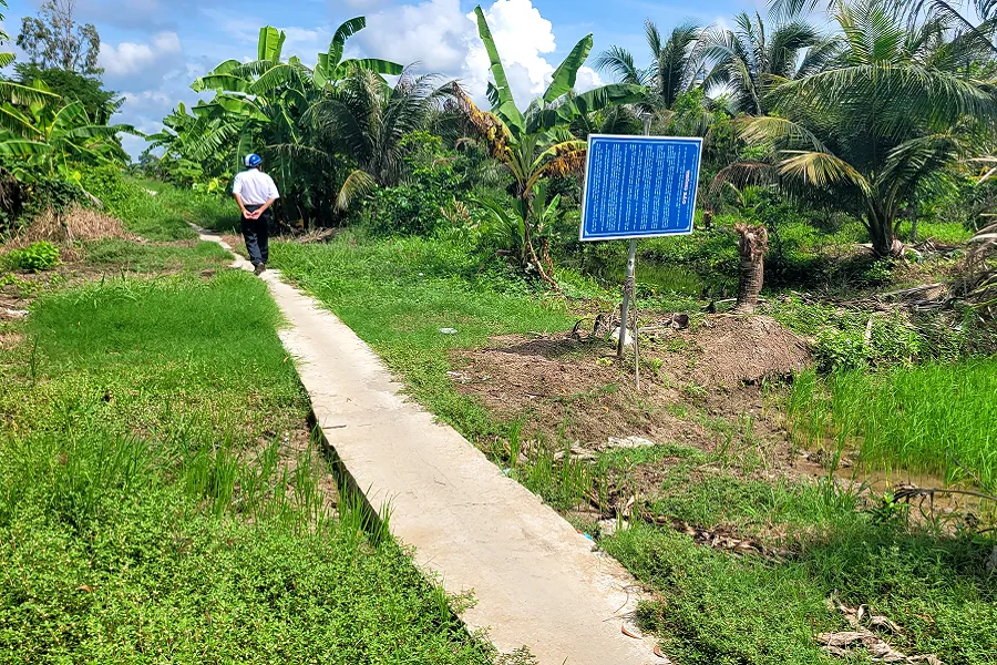 Một con đường bê tông dân tự làm trên bờ Kênh Sáu Chè, xã Lý Văn Lâm giống như con đường nhóm ông Hoàng đã làm và bị ngăn chặn. Ảnh: TRẦN VŨ Xã Lý Văn Lâm sợ trách nhiệm 3.png