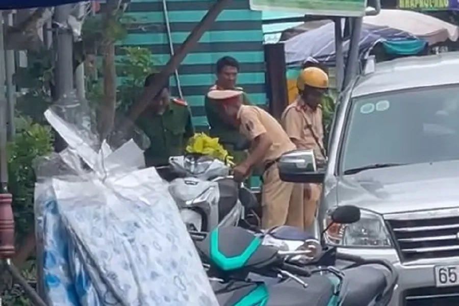 Công an khám xét tại nhà riêng ông Phan Văn Hiền trưa nay 8-8-2024. Ảnh: CTV Bắt chi cục phó thuế Cà Mau 1.jpg