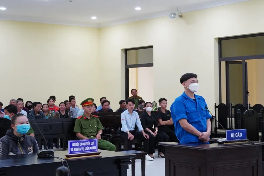 Đông đảo người đến dự phiên toà xét xử bị cáo giết cả nhà 3 người bên vợ. Ảnh: CTV Giết cả nhà 2.jpg